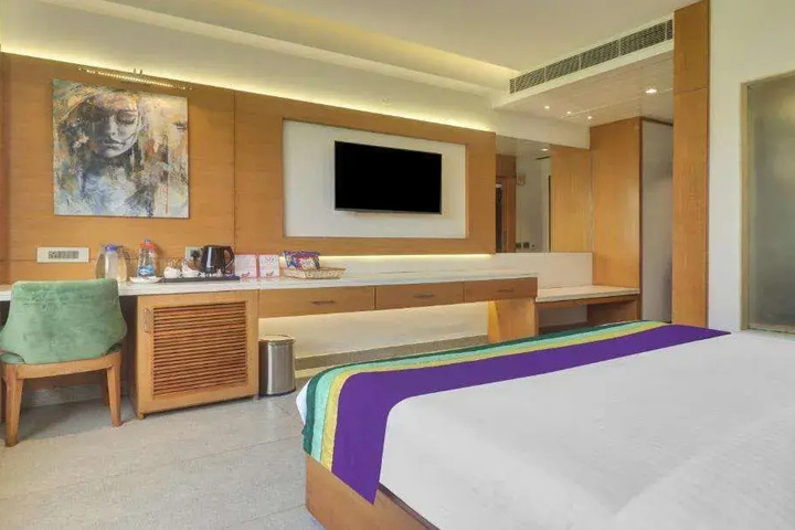Room 2 of 10