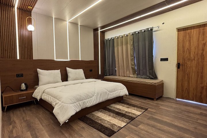 Room 10 of 14
