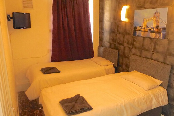 Room 4 of 7