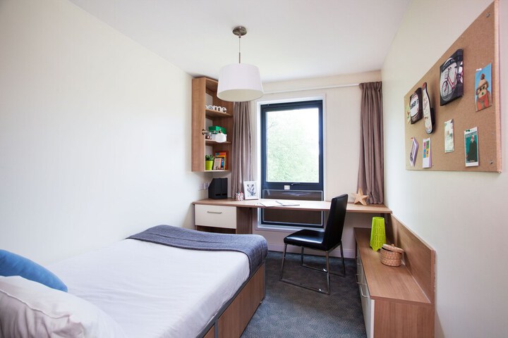 Room 5 of 12