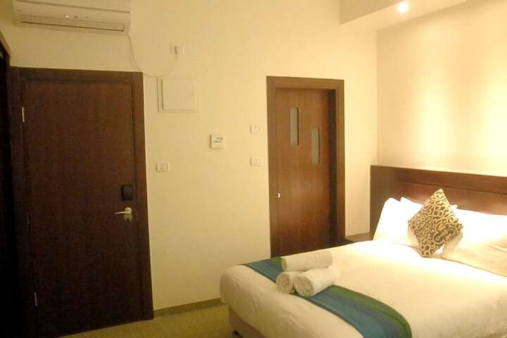 Room 7 of 18