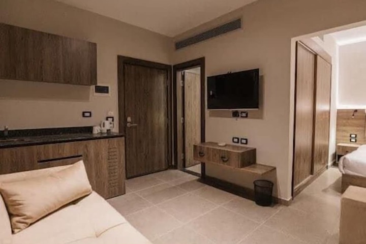 Room 6 of 11
