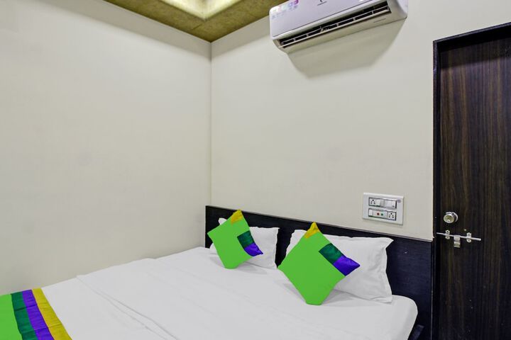 Room 11 of 28