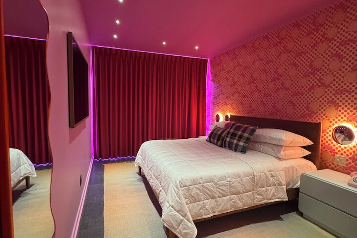 Room 9 of 11