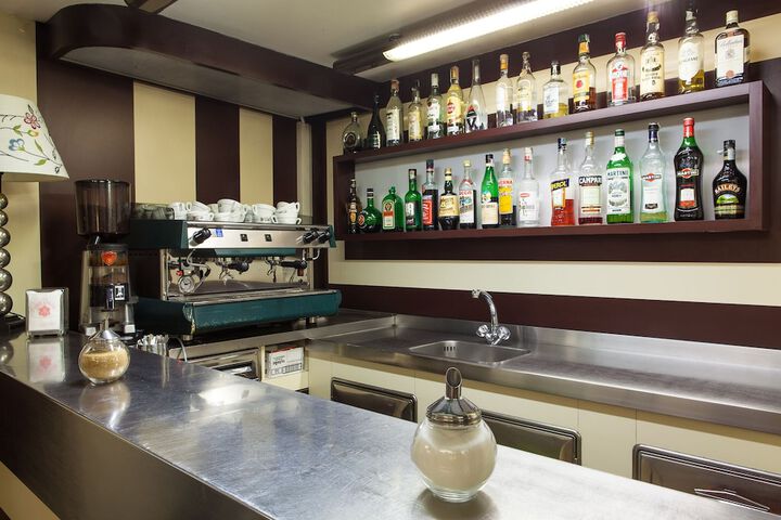 Lounge 33 of 36