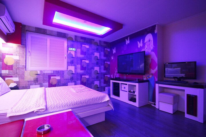 Room 9 of 33