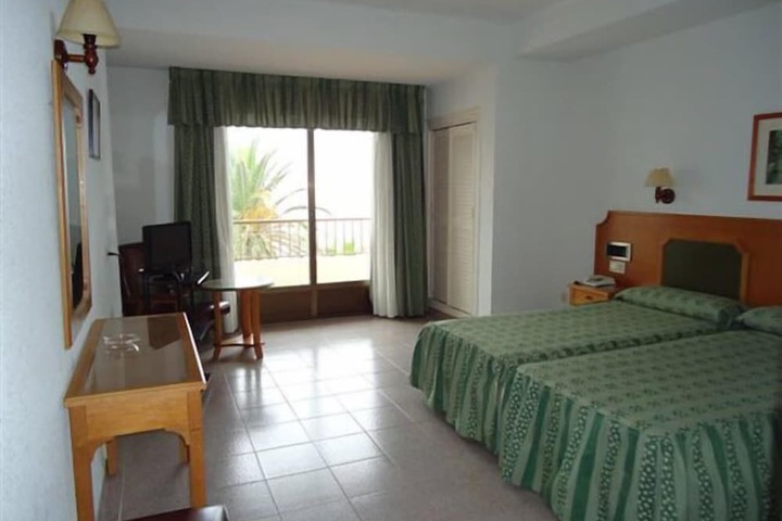 Room 8 of 34