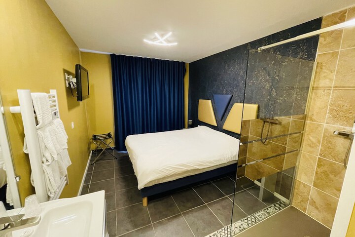 Room 3 of 28