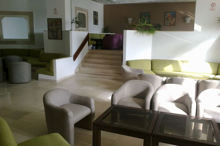 Lounge 20 of 30