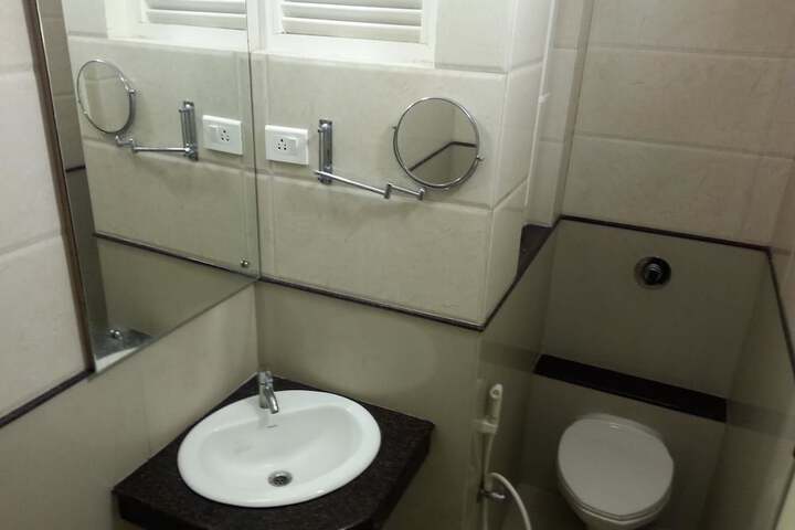Room 4 of 5