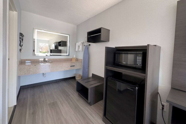 Room 9 of 28