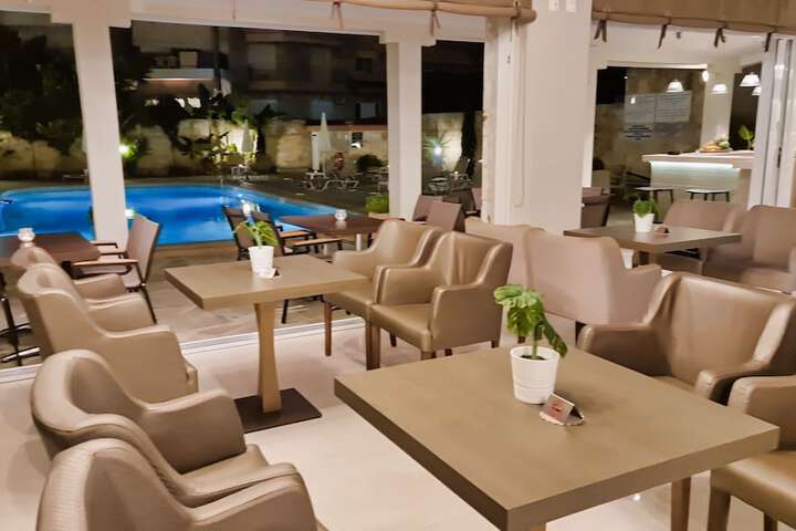Lounge 61 of 73