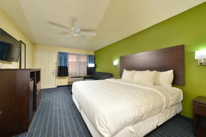 1 King Bed (2 of 13)