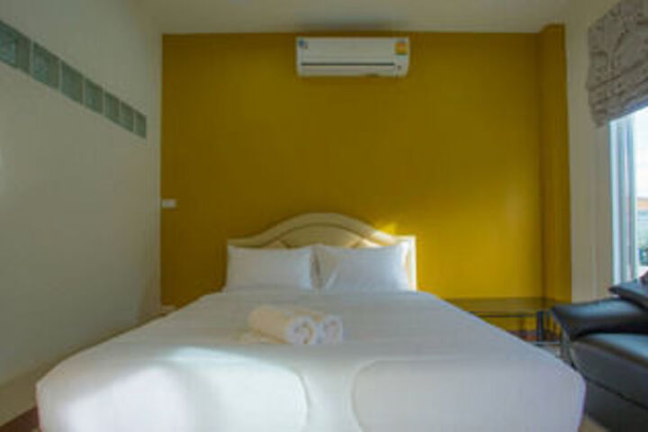 Room 11 of 16