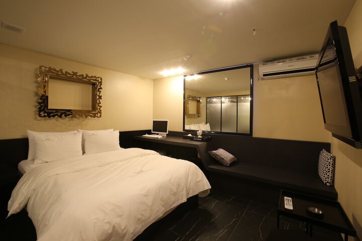 Room 10 of 51