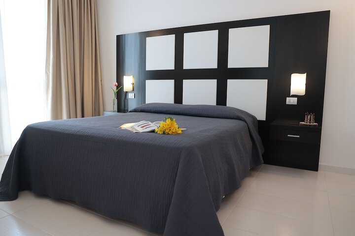 Room 5 of 18