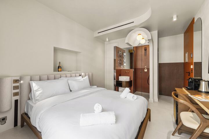 Room 48 of 102