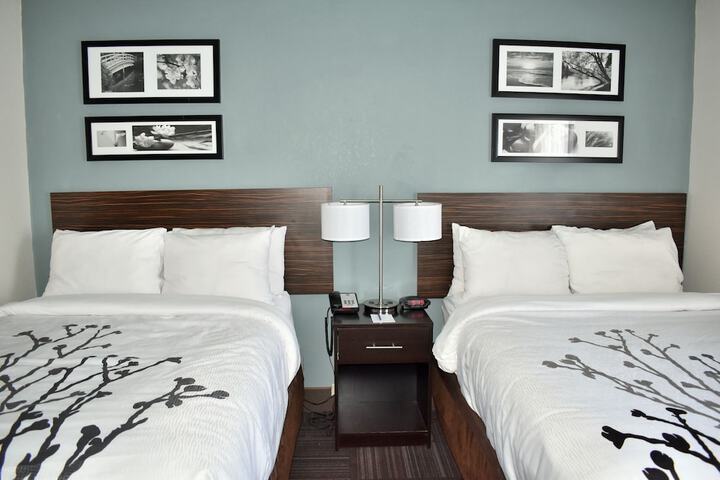 Double Accessible Queen Size Bed (8 of 10)