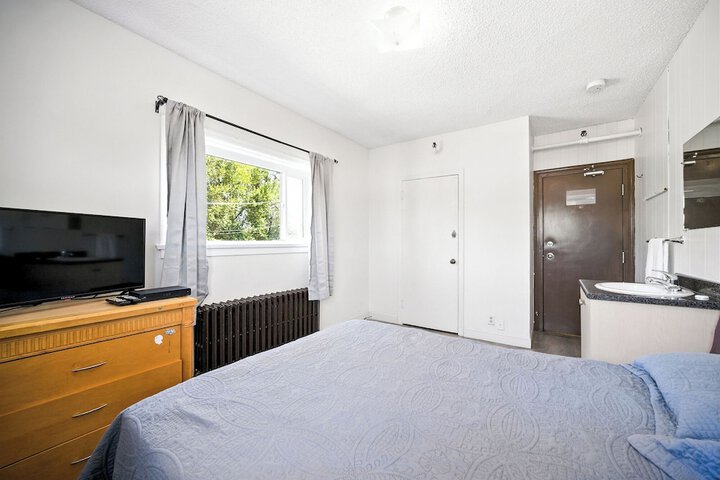 Room 4 of 12