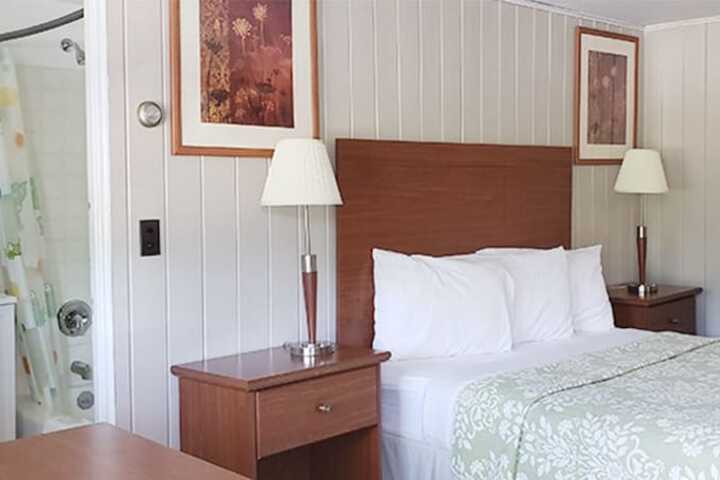 1 Queen Bed (1 of 8)
