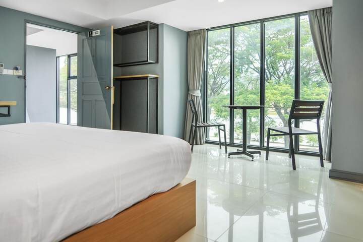 Room 13 of 28