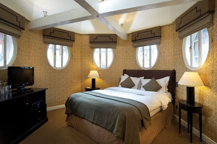 Room 32 of 82