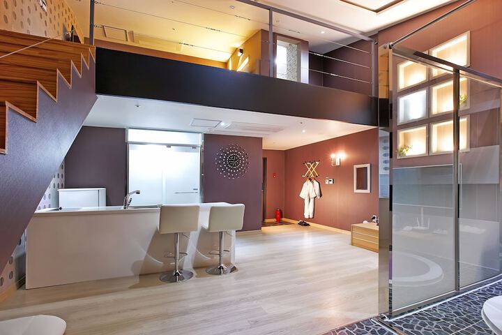 Room 33 of 62