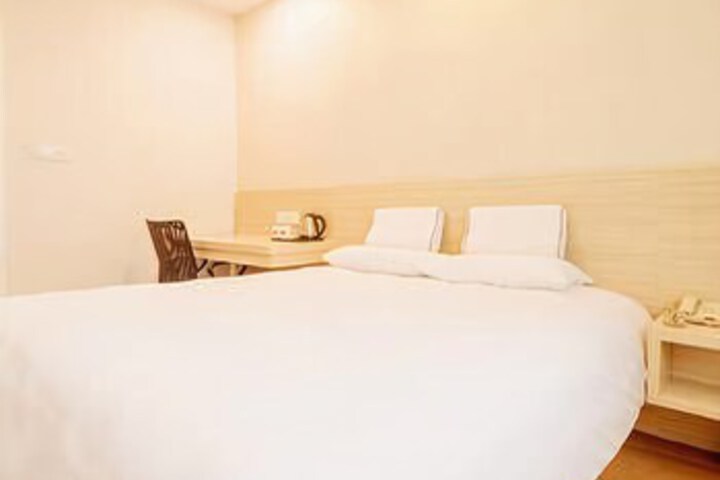 Room 5 of 6