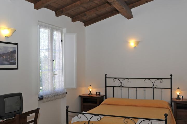 Room 9 of 33