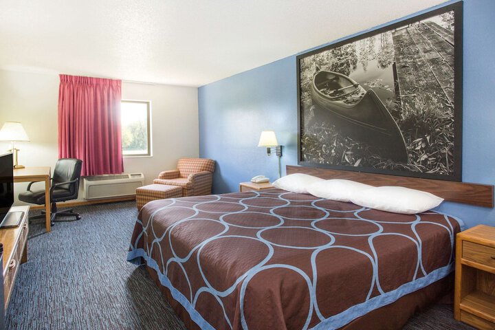 1 King Bed (5 of 10)
