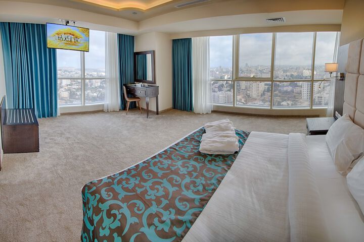 Room 28 of 79
