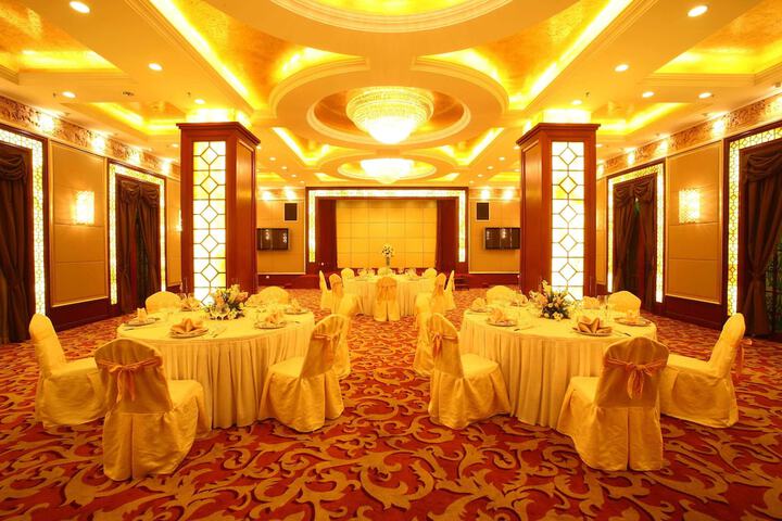 Ballroom/Hall 55 of 64