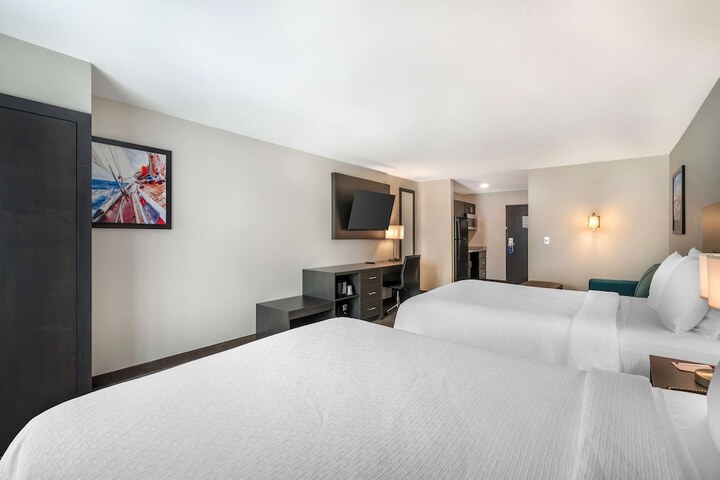 2 Queen Beds Microwave and Refrigerator Full Breakfast (10 of 13)