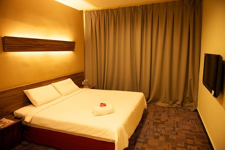 Room 6 of 18