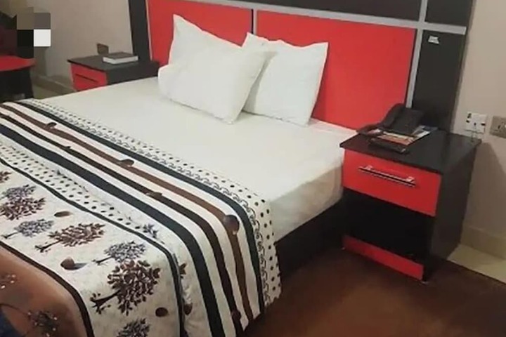 Room 4 of 18