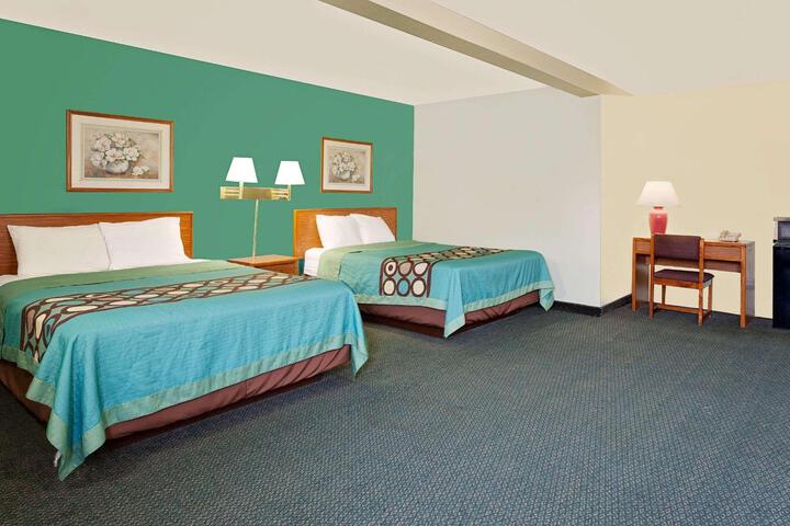2 Queen Beds (9 of 17)