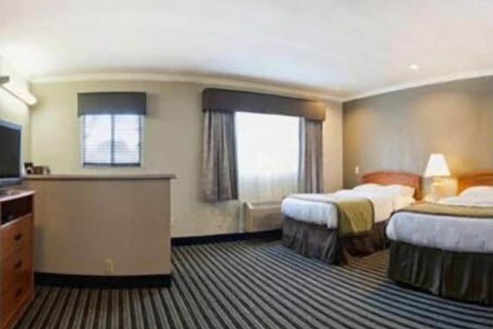 2 Double Beds (4 of 8)