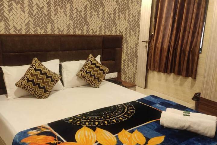 Room 9 of 12
