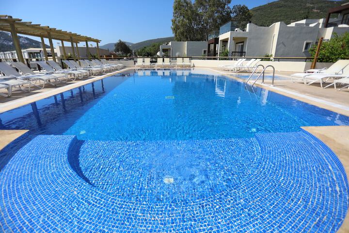 Pool 11 of 32