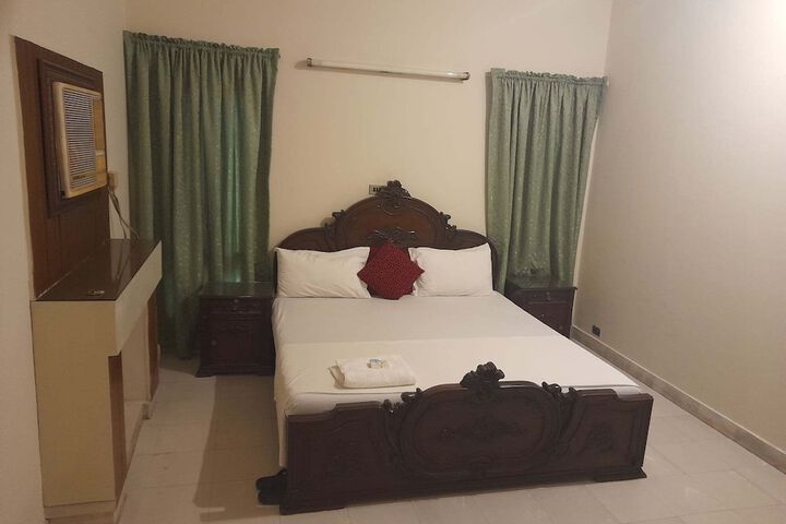 Room 9 of 14