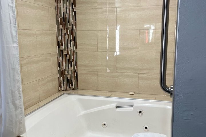Jetted tub