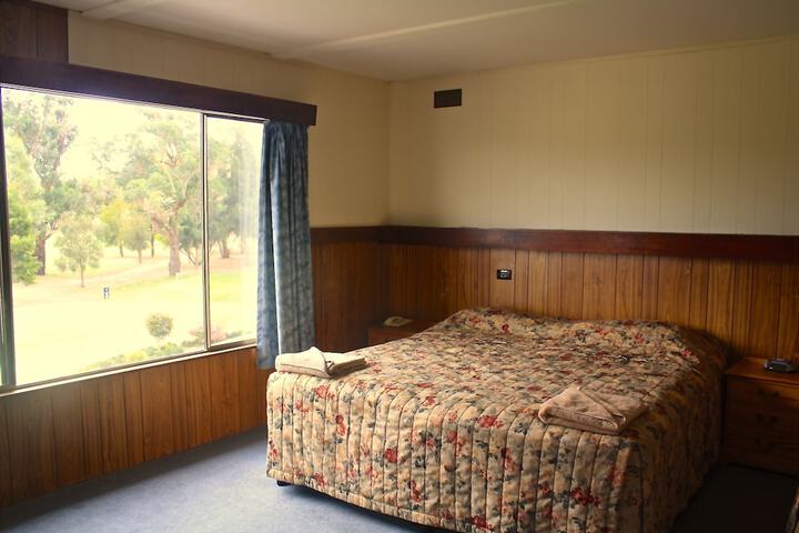 Room 2 of 122