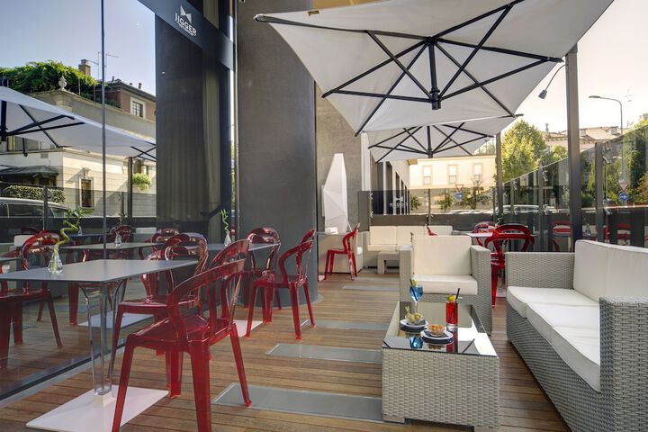 Lounge 103 of 137