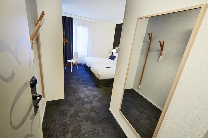 Room 8 of 30