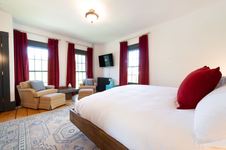 Room 4 of 82