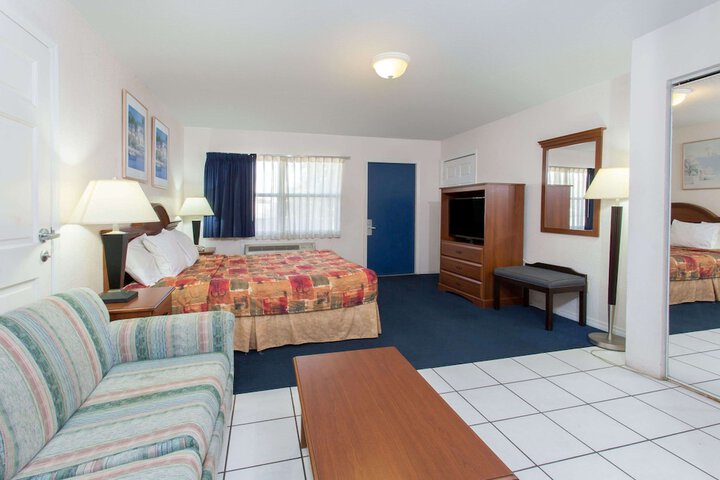 Room 8 of 18