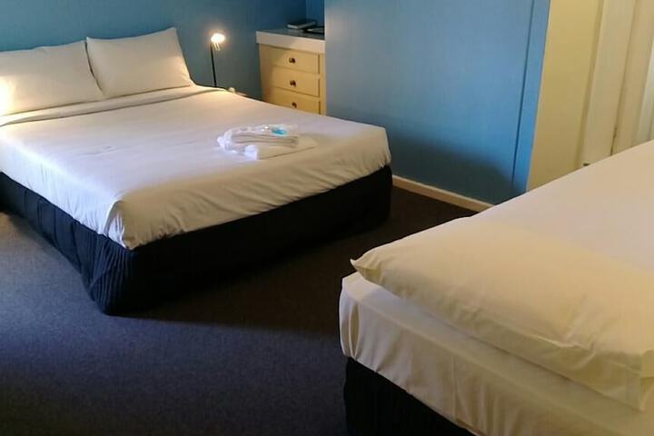 Room 5 of 9