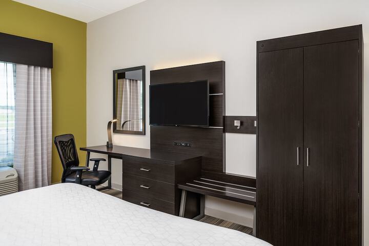 1 King Bed Standard Mobility Accessible Tub (8 of 17)