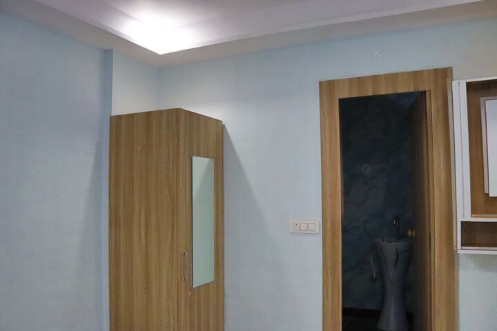 Room 9 of 16