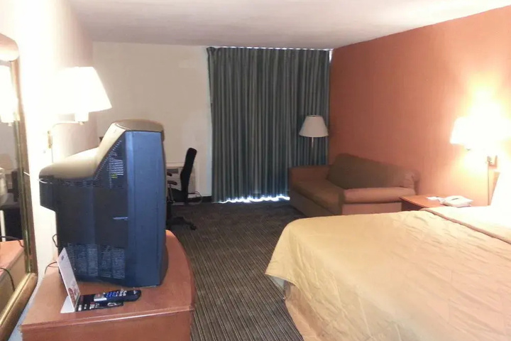 Room 6 of 18